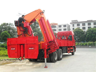 重汽豪沃50噸隨車吊 高效物流的強力伙伴